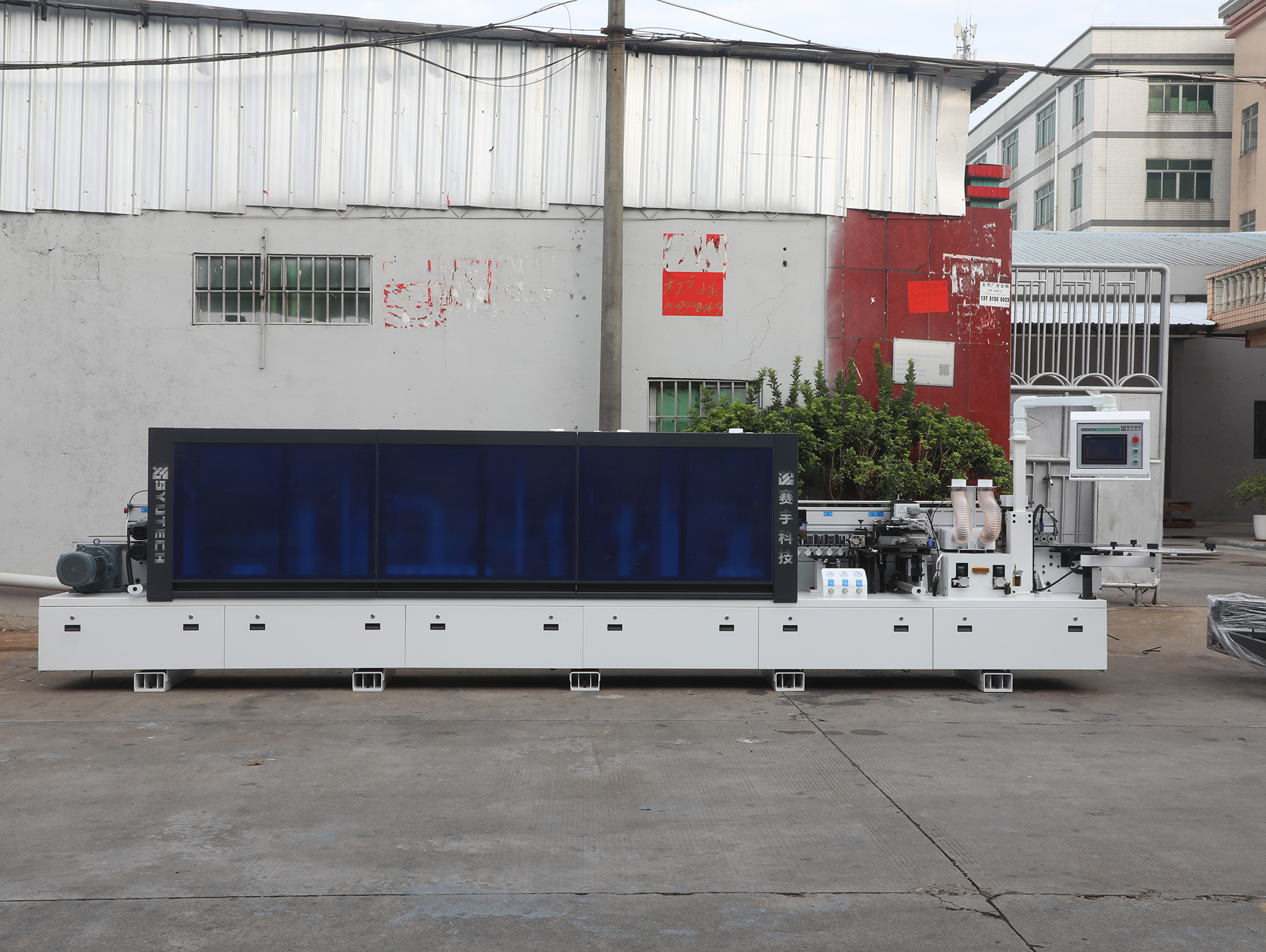 SYUTECH HK568 edge banding machine in operation