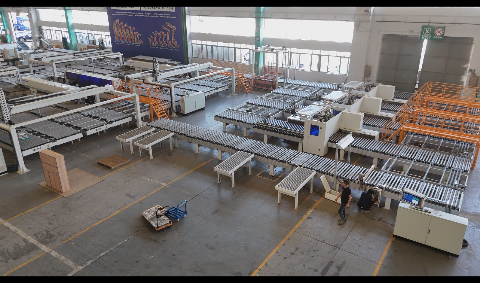 Automated connection for panel furniture production line