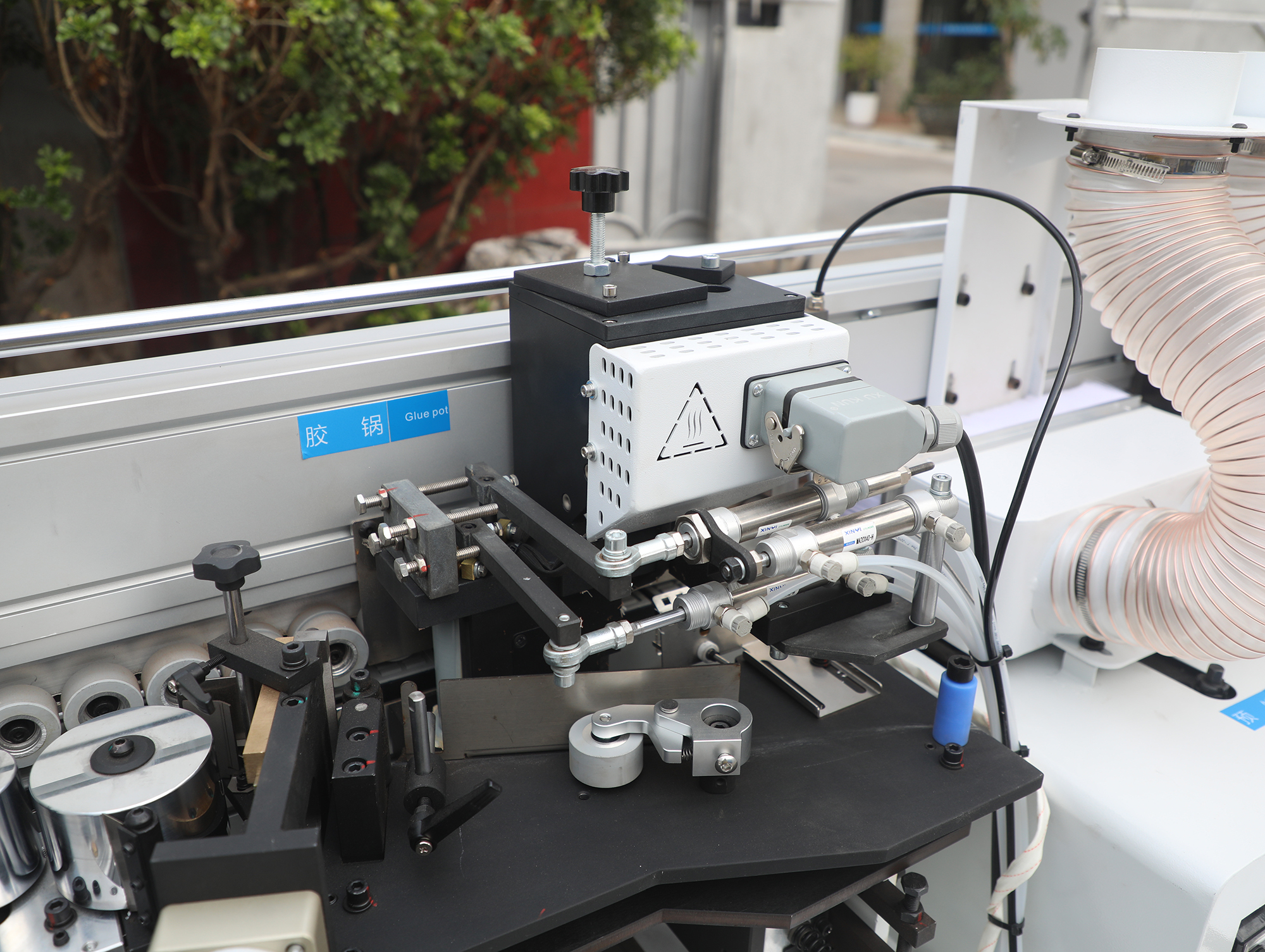 Edge banding machine glue pot for the gluing stage