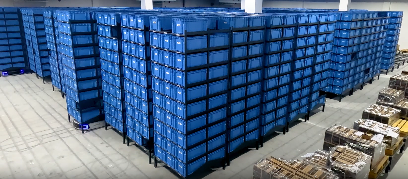 Automated warehouse with wall straight plastic crates in ASRS system