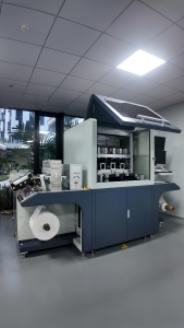 Single pass roll to roll printer