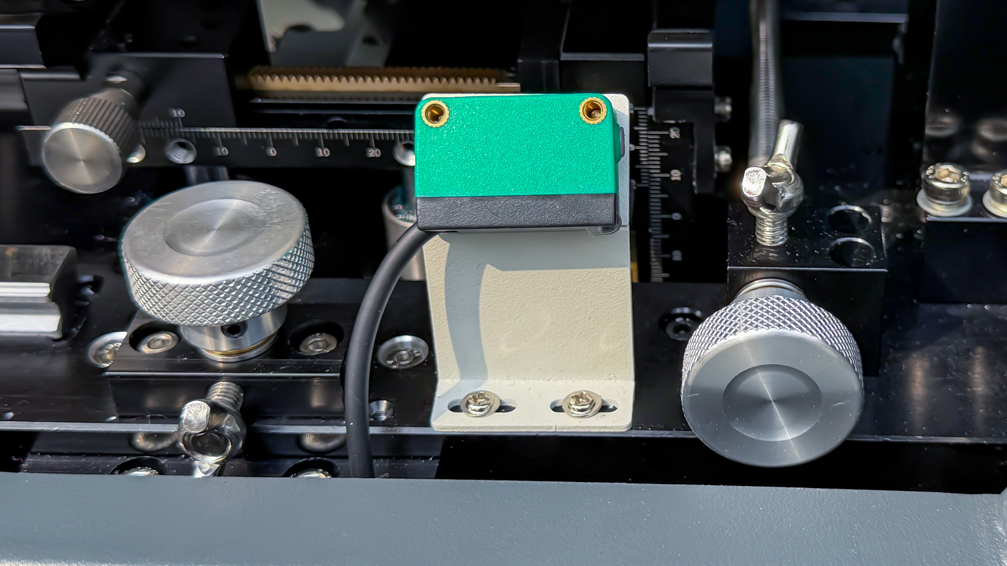 The fixture supports fine-tuning of angles at different positions.