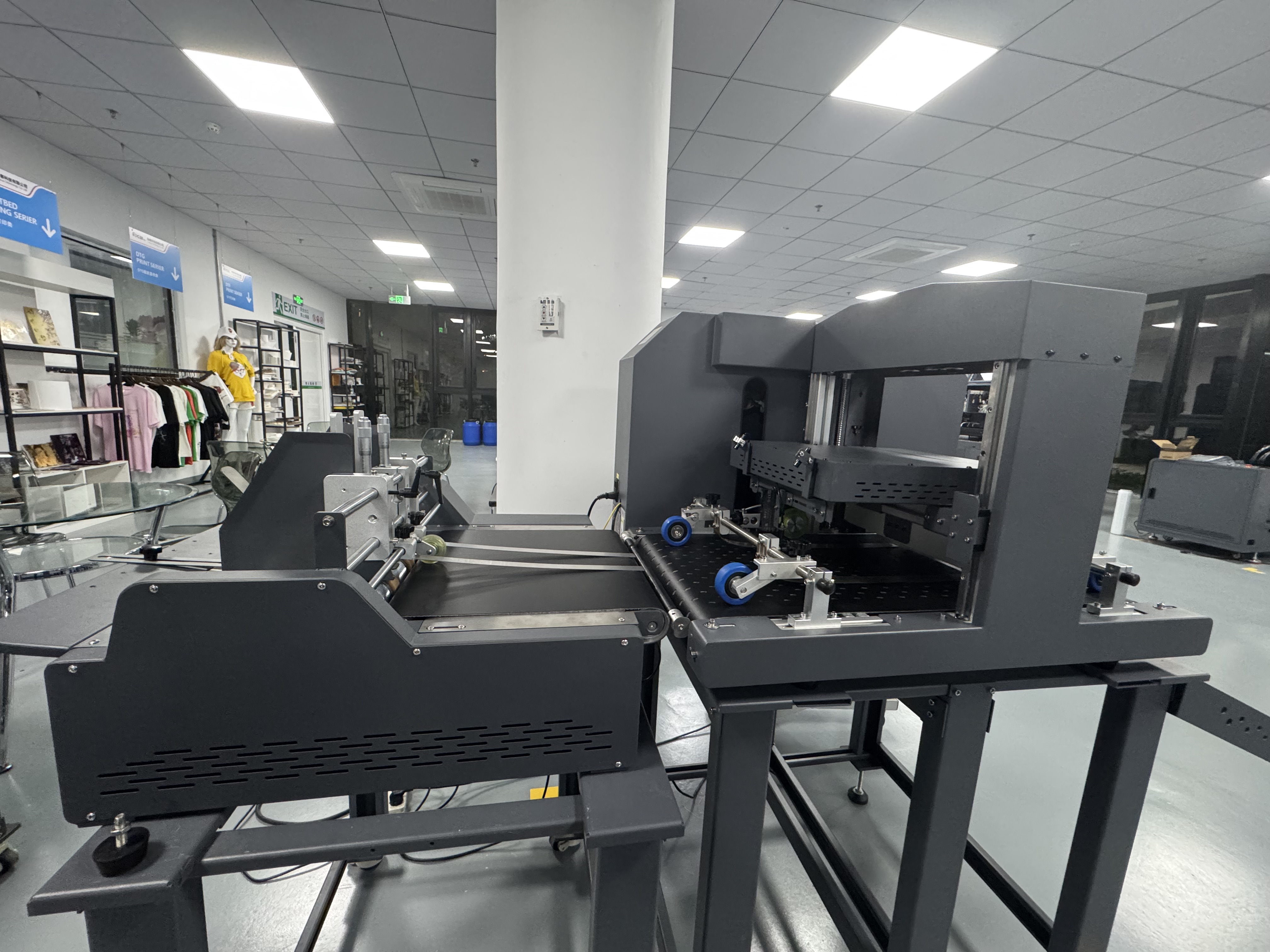Falcon-491S desktop digital single pass printer can be equipted with automatic sheets feeder