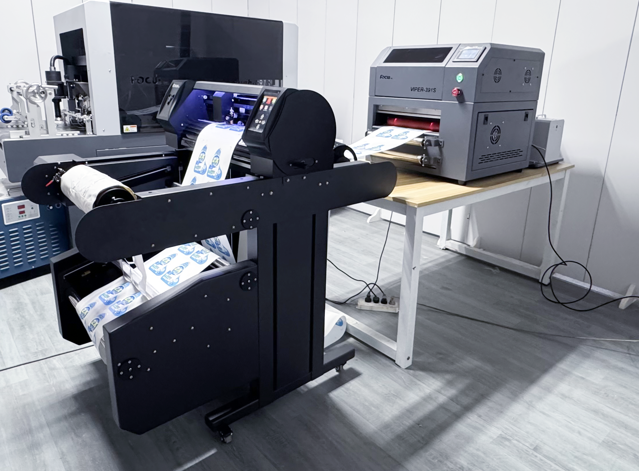 The separate design for printing and cutting allows for simultaneous printing and cutting or printing first and then cutting.