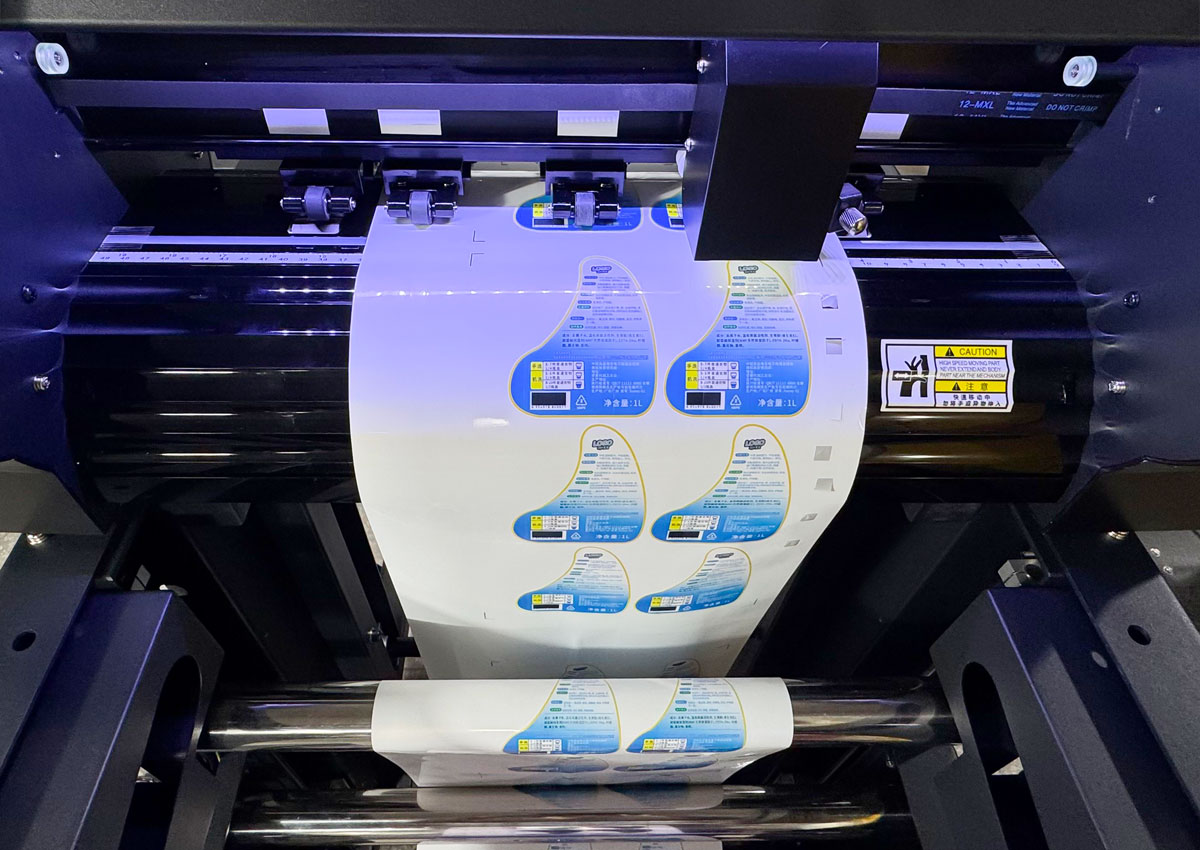 Automatic material tension control ensures smooth paper feeding.