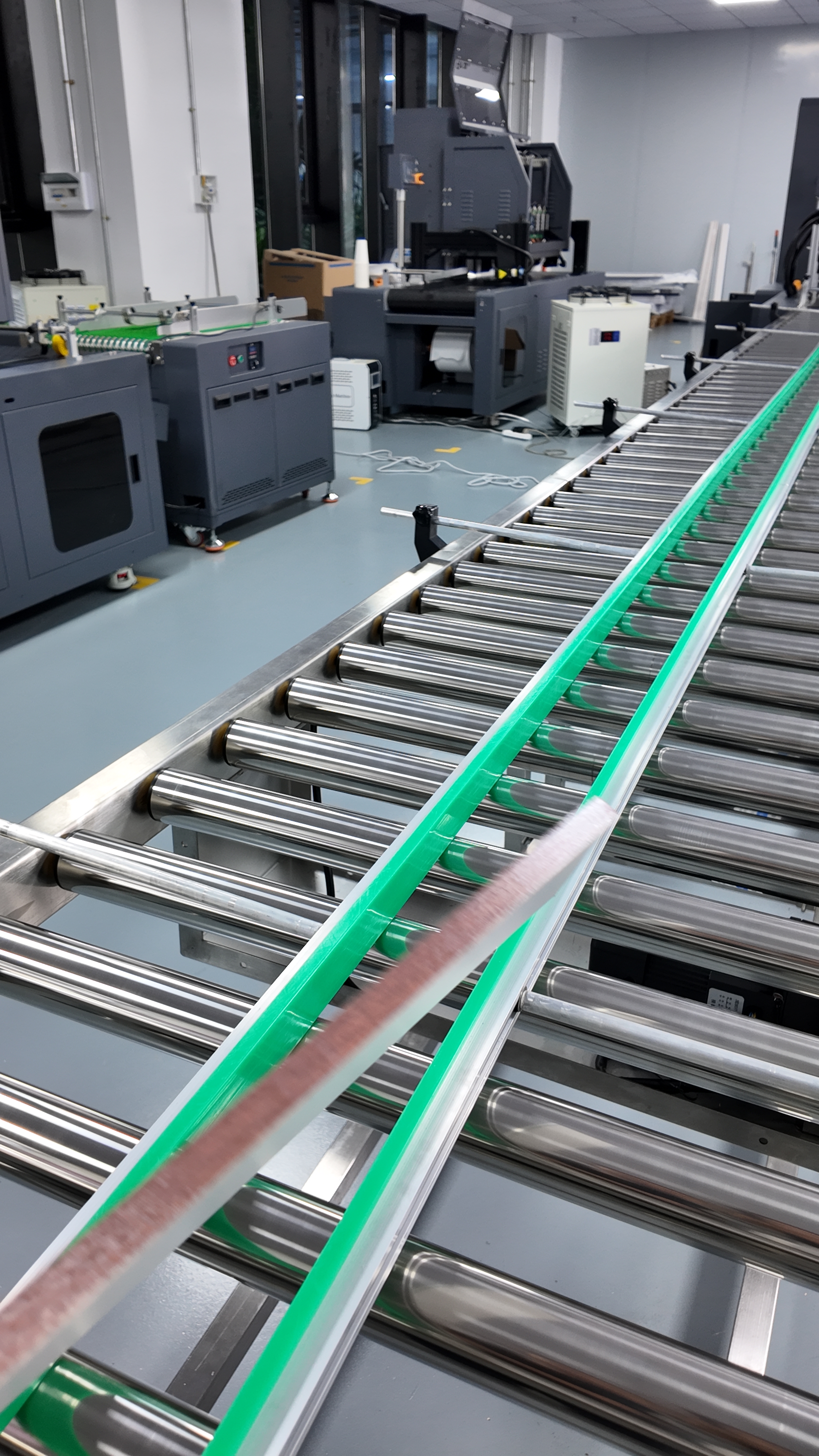 Single-pass UV digital printing line with custom material transport and guide system