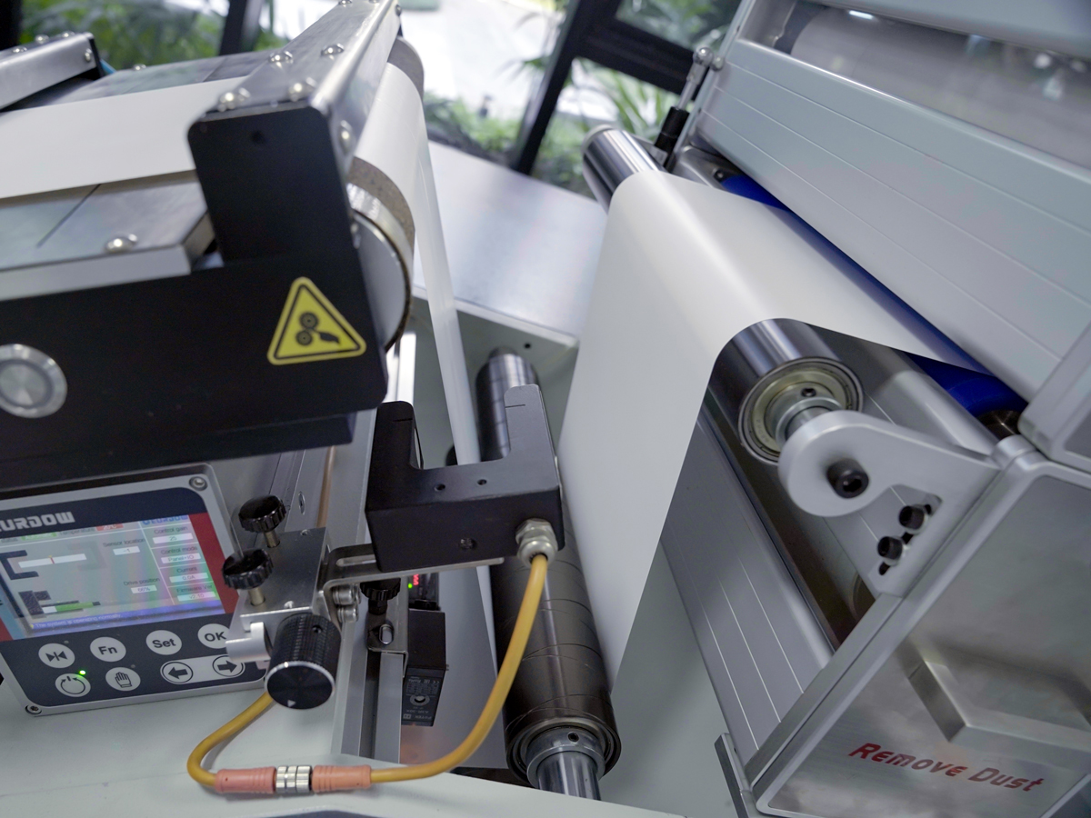 The end-to-end electronic web alignment system ensures stable operation of the material along the X and Y axes.