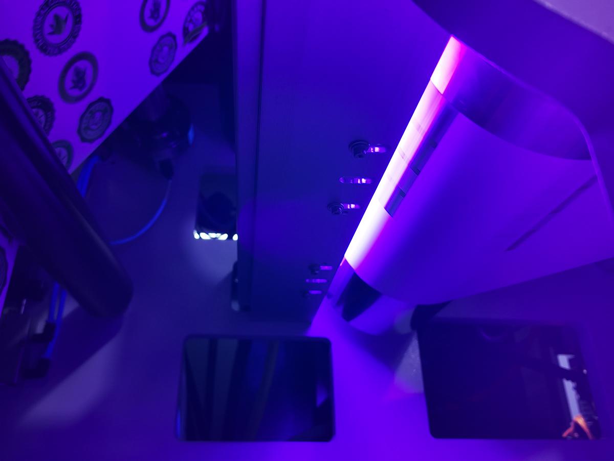 The segmented front-end UV LED pre-curing linear lamp quickly locks in ink formation, greatly improving printing accuracy.