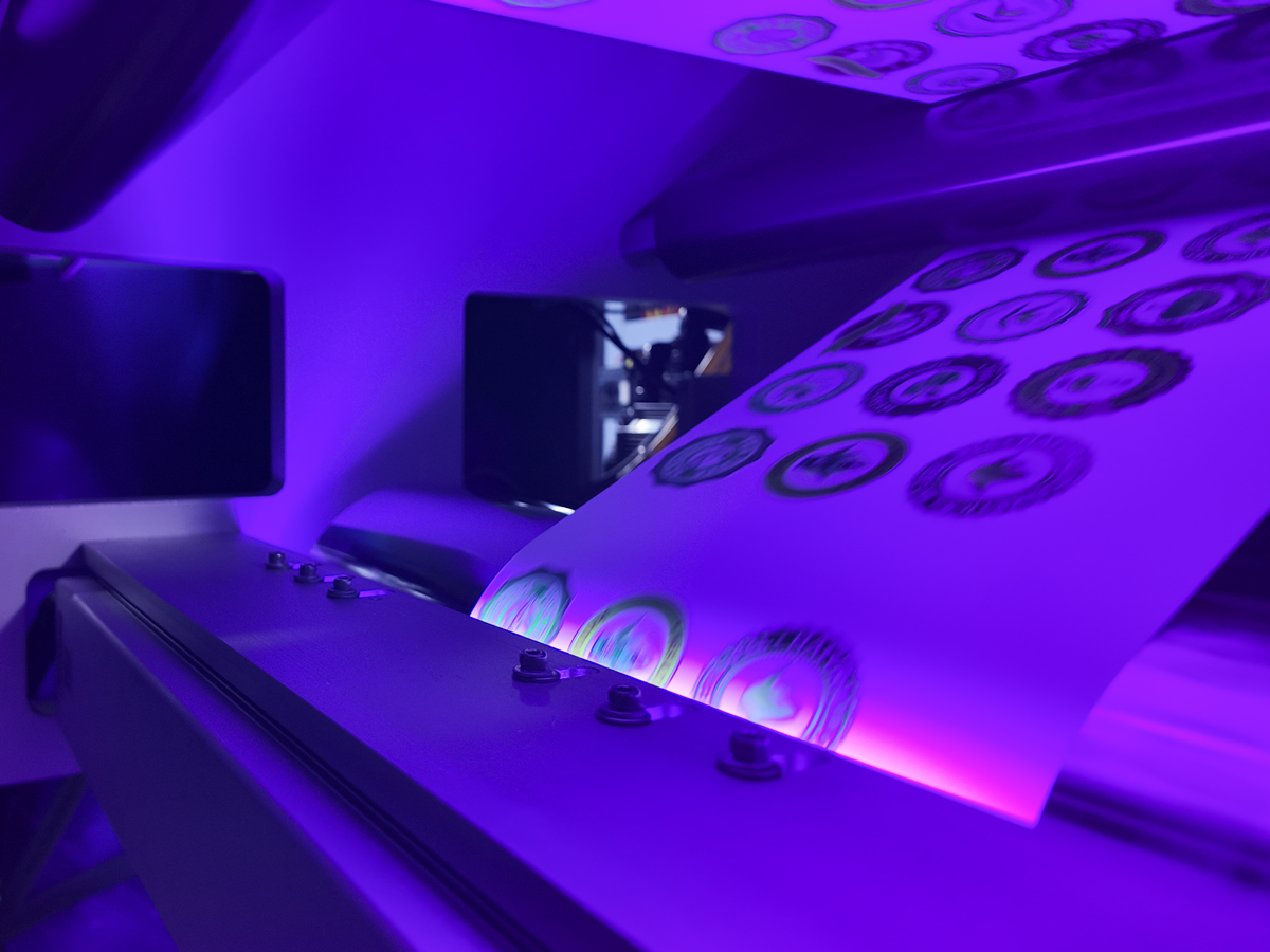The high-power UV LED curing lamp at the back ensures complete curing of the ink after printing.