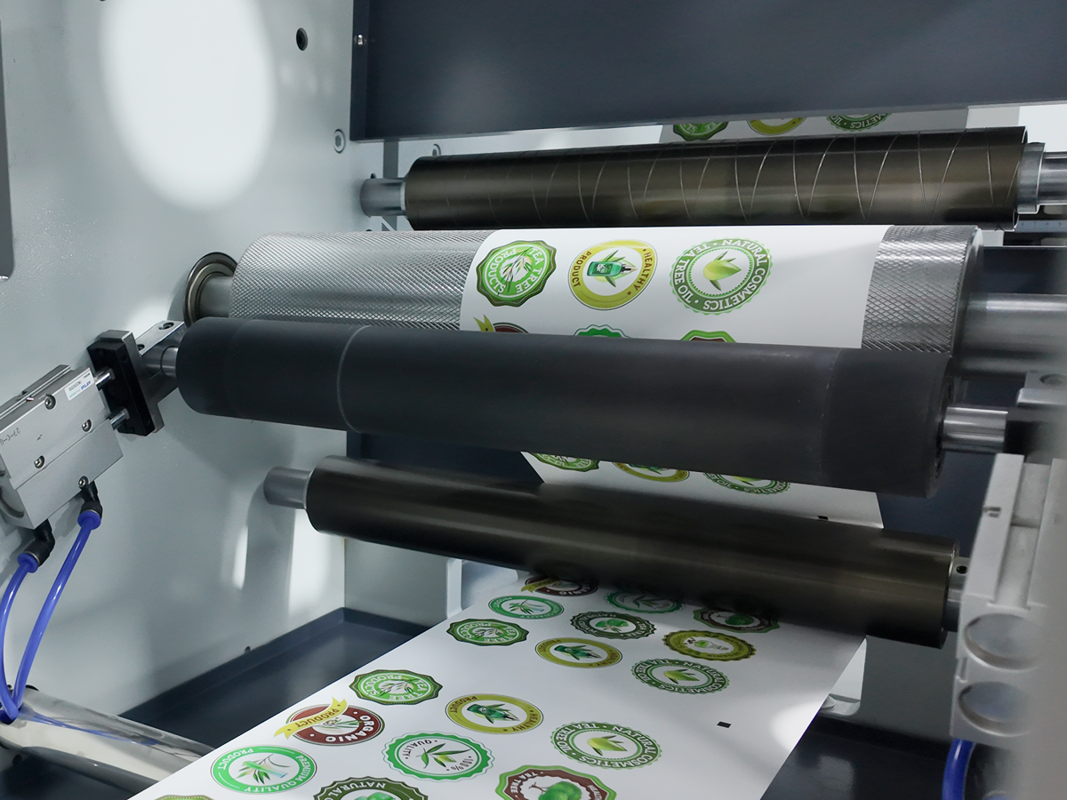 Multiple aluminum alloy transition rollers ensure smooth coil conveying.