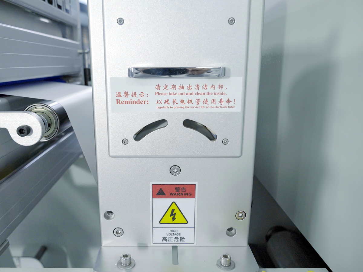 Equipped with a front-end corona system to improve the dyne value of the material surface, thereby improving printing accuracy and ink adhesion.
