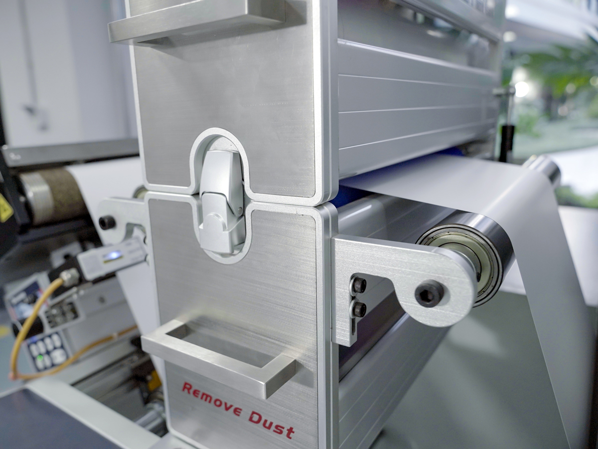 Equipped with a front-end dust removal system to ensure high-precision printing of materials