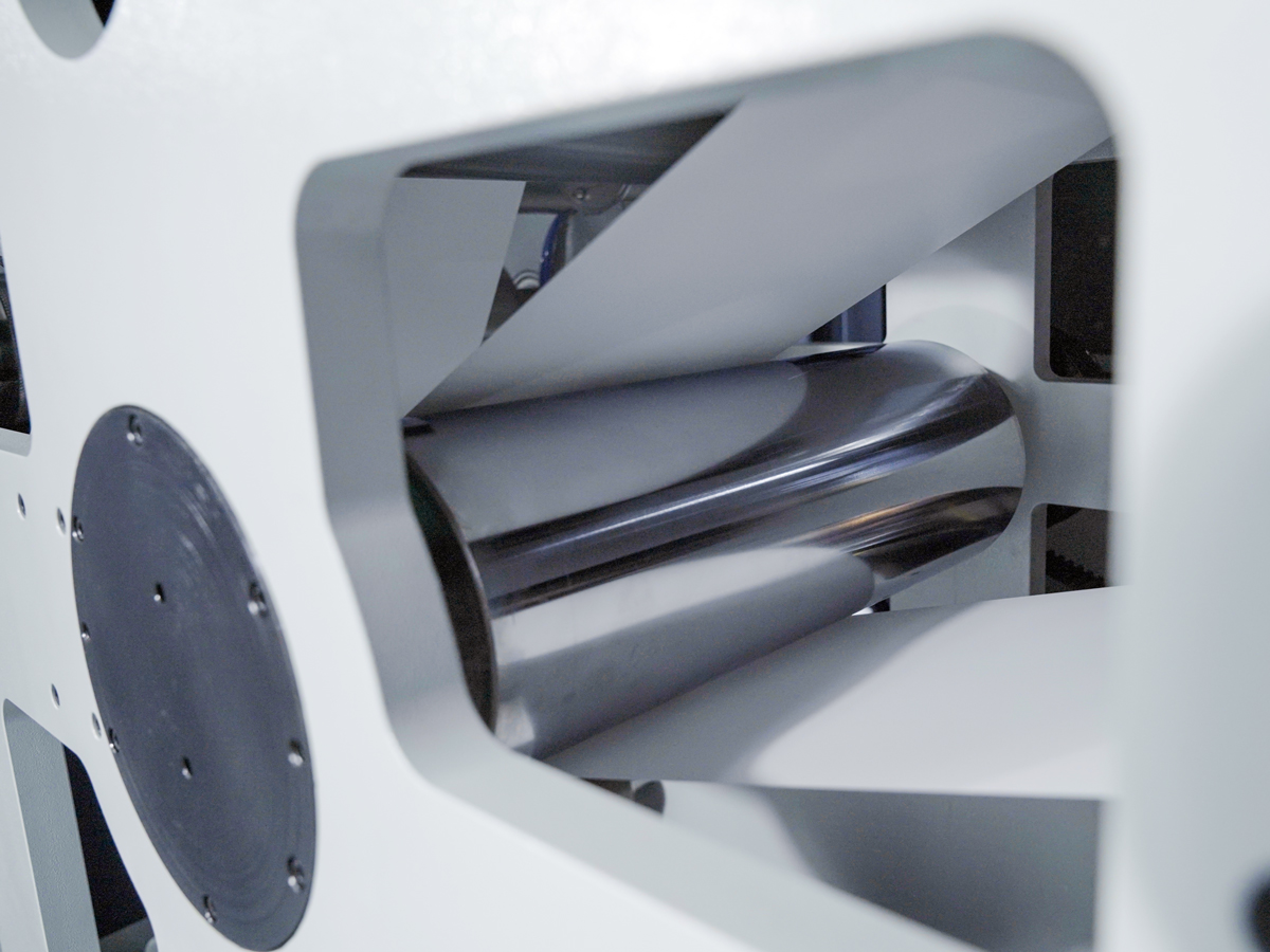 The accompanying water-cooled roller is used to quickly remove the curing temperature of the material, enabling high-quality printing of various high-shrinkage materials.