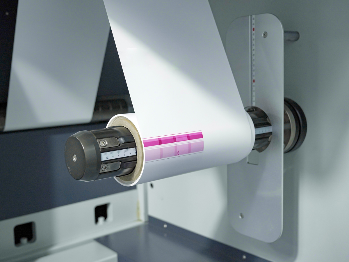 Air-expanded shafts and process tension control ensure the smooth unwinding and winding of materials.