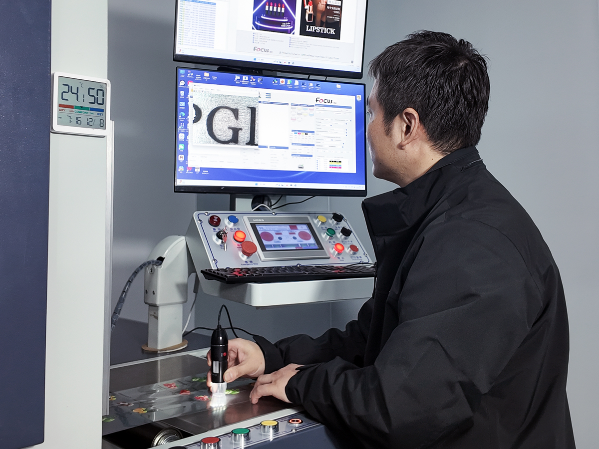 The vision system monitors and identifies the size and quality of printed ink dots in real time.