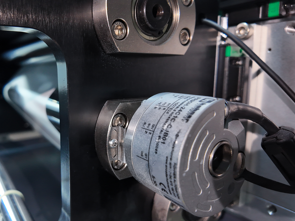 Imported high-precision speed encoder with a shaft-mounted design reads and adjusts the material printing speed in real time to ensure high-speed and stable printing.