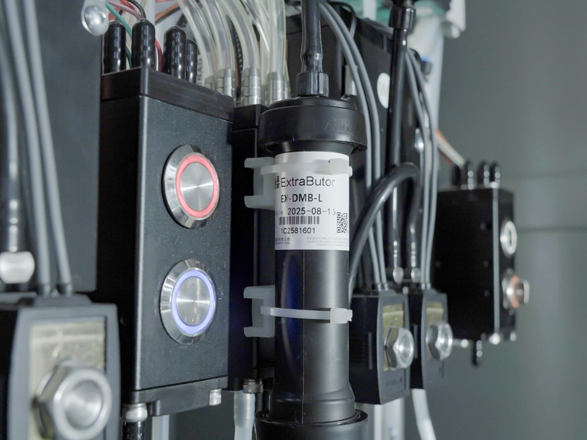 Equipped with a high-precision ink degassing device, it greatly prevents air from entering the ink, thereby significantly improving printing stability.