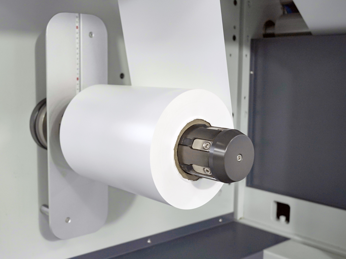 The use of air-expanding shaft rollers facilitates quick loading and unloading of materials.