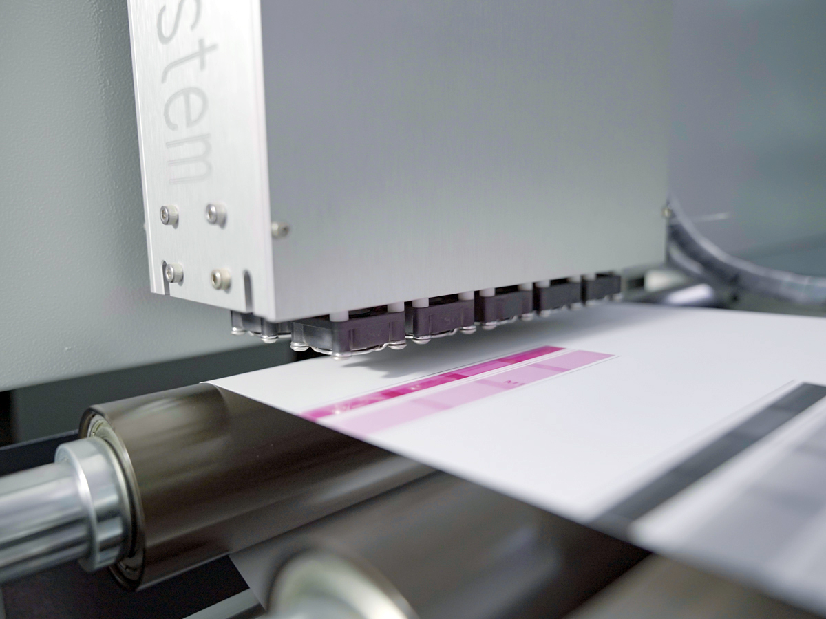AI-powered visual recognition technology enables rapid printhead color registration calibration.