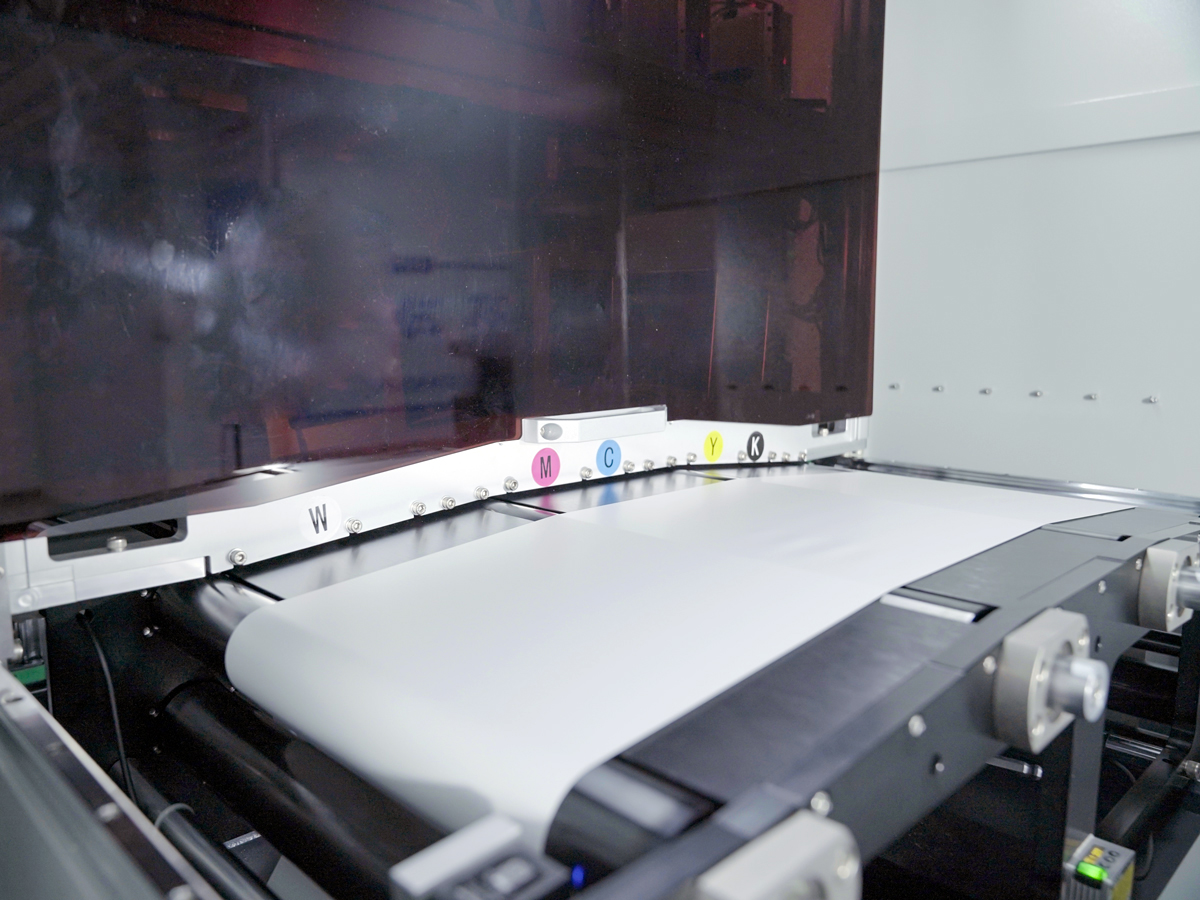 Array-type high-precision printhead splicing technology can achieve a printing width of 350mm or larger.