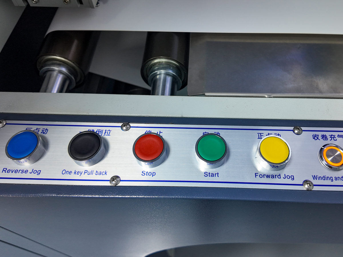 Integrated physical control buttons make operation safer and more convenient.