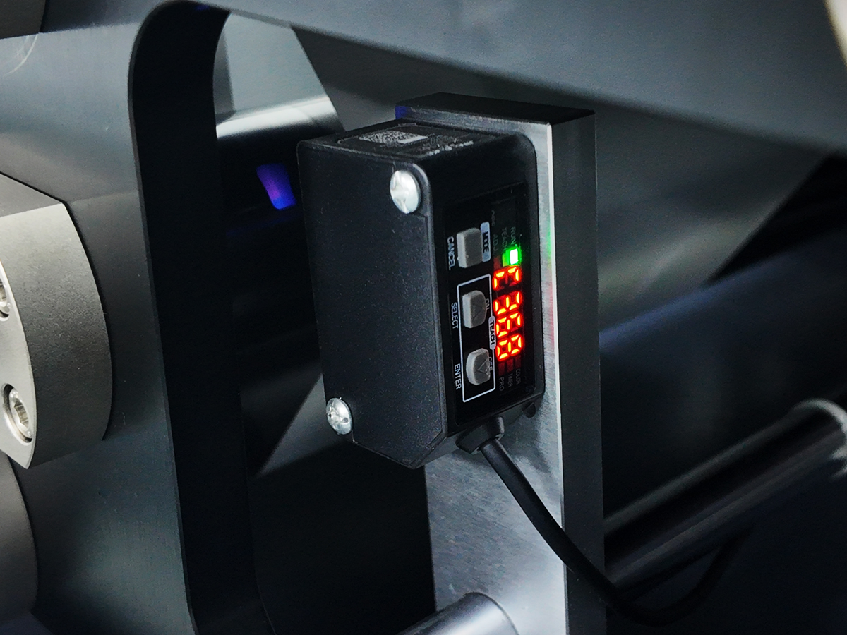 High-sensitivity laser sensor for real-time sensing and adjustment of material thickness