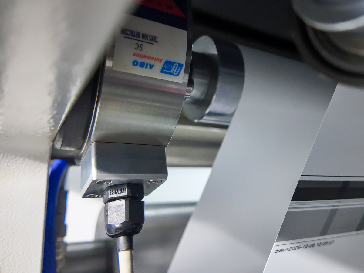 High-precision shaft-mounted tension sensor for real-time sensing and adjustment of material tension