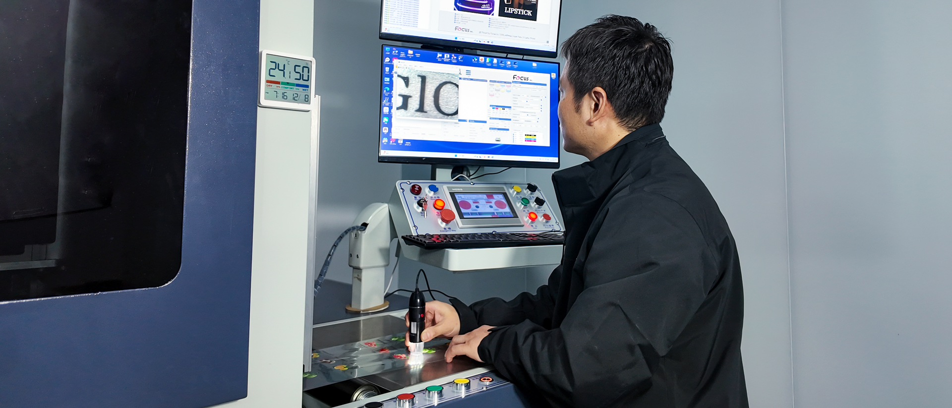 S350 Jetpress Dual-screen smart console for real-time monitoring of print quality and relevant machine operating parameters.
