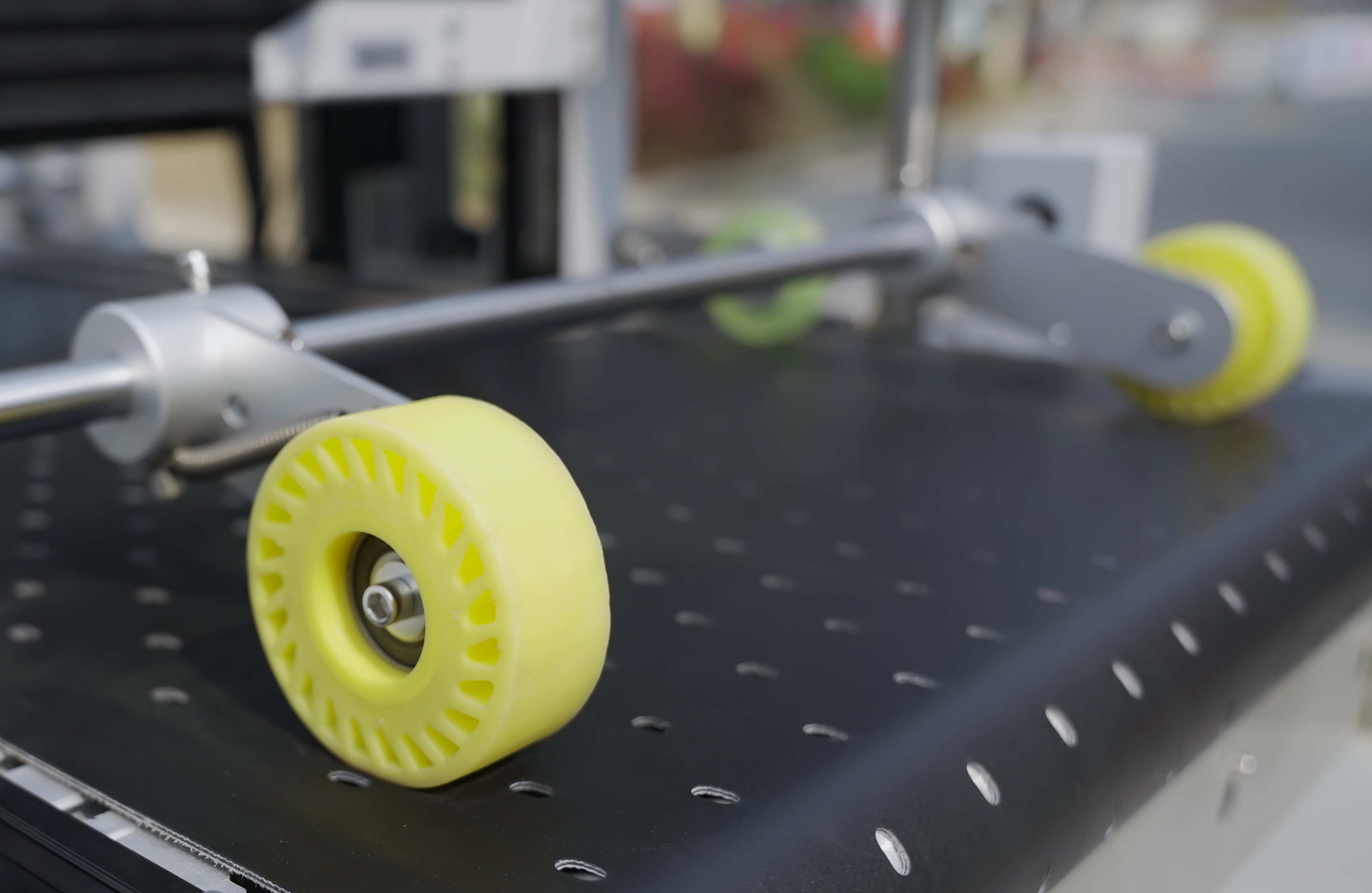 The design of two front elastic pressure paper sun gears enables easy integration of printing materials with the next production process