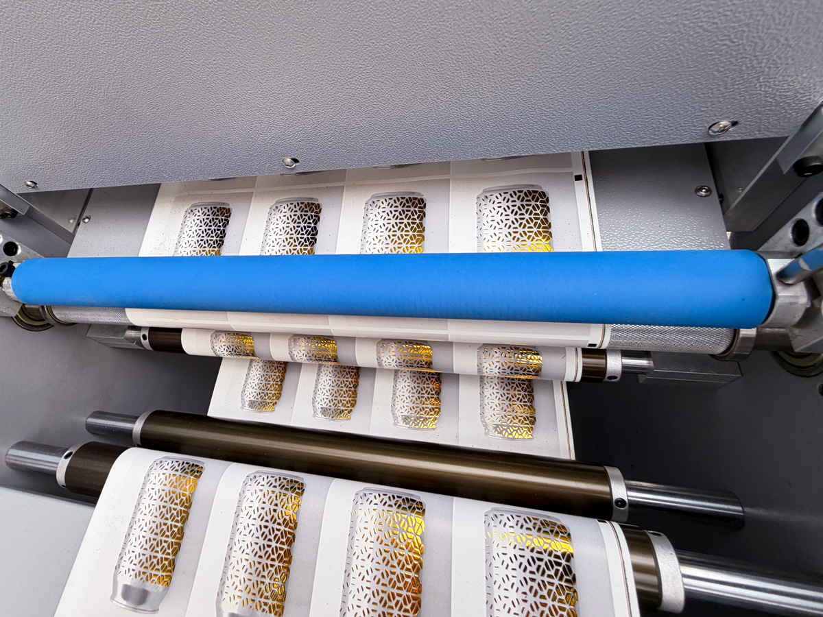 The intermediate tension adjustment transition roller ensures stable tension of the material during operation