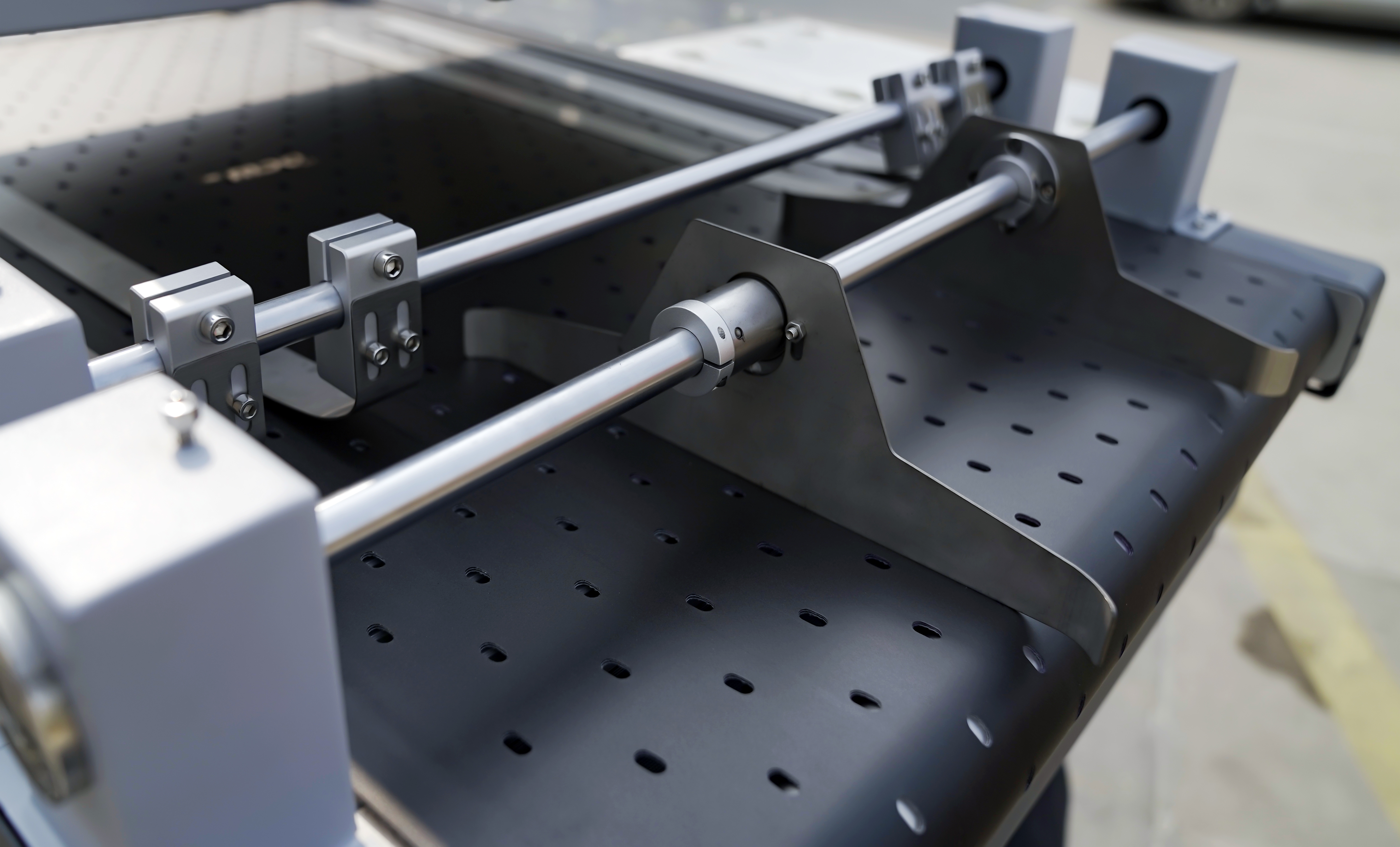 The design of suction holes on the conveyor belt enables high-definition printing of flexible printing materials through suction