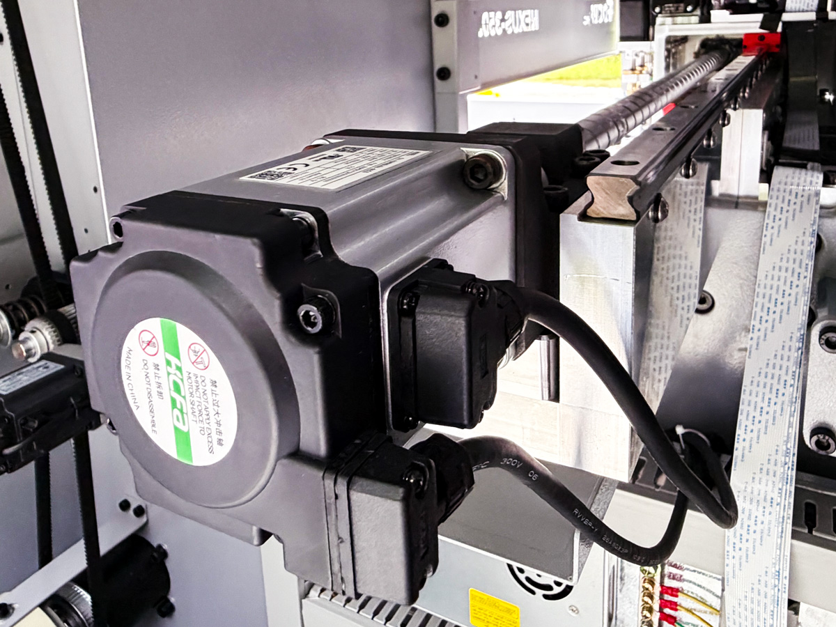 The servo motor equipped with a high-lead ball screw ensures high-precision and high-speed operation of the die-cutting head.