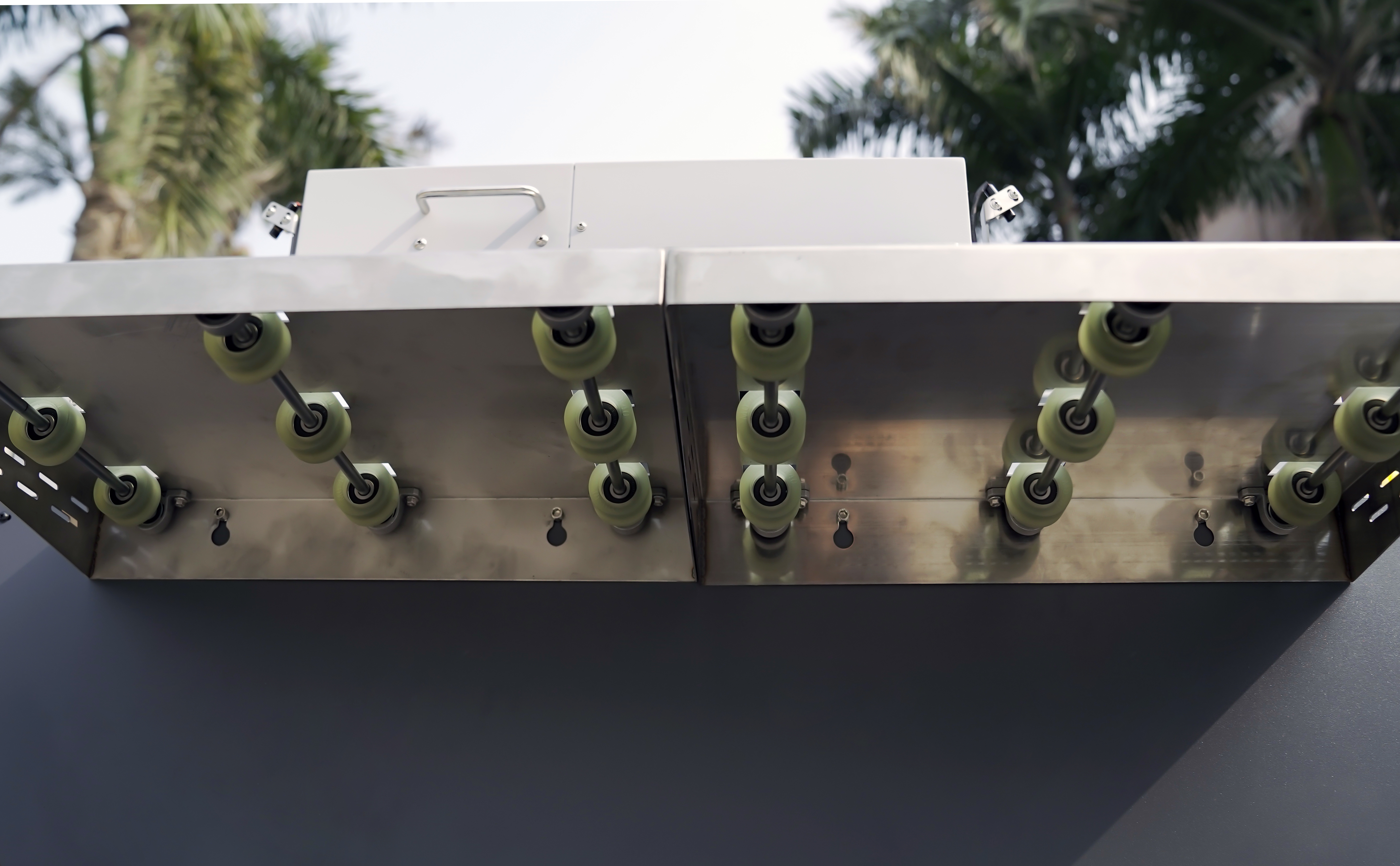 The side wing plates with multiple pulleys enable smooth printing when using wider materials
