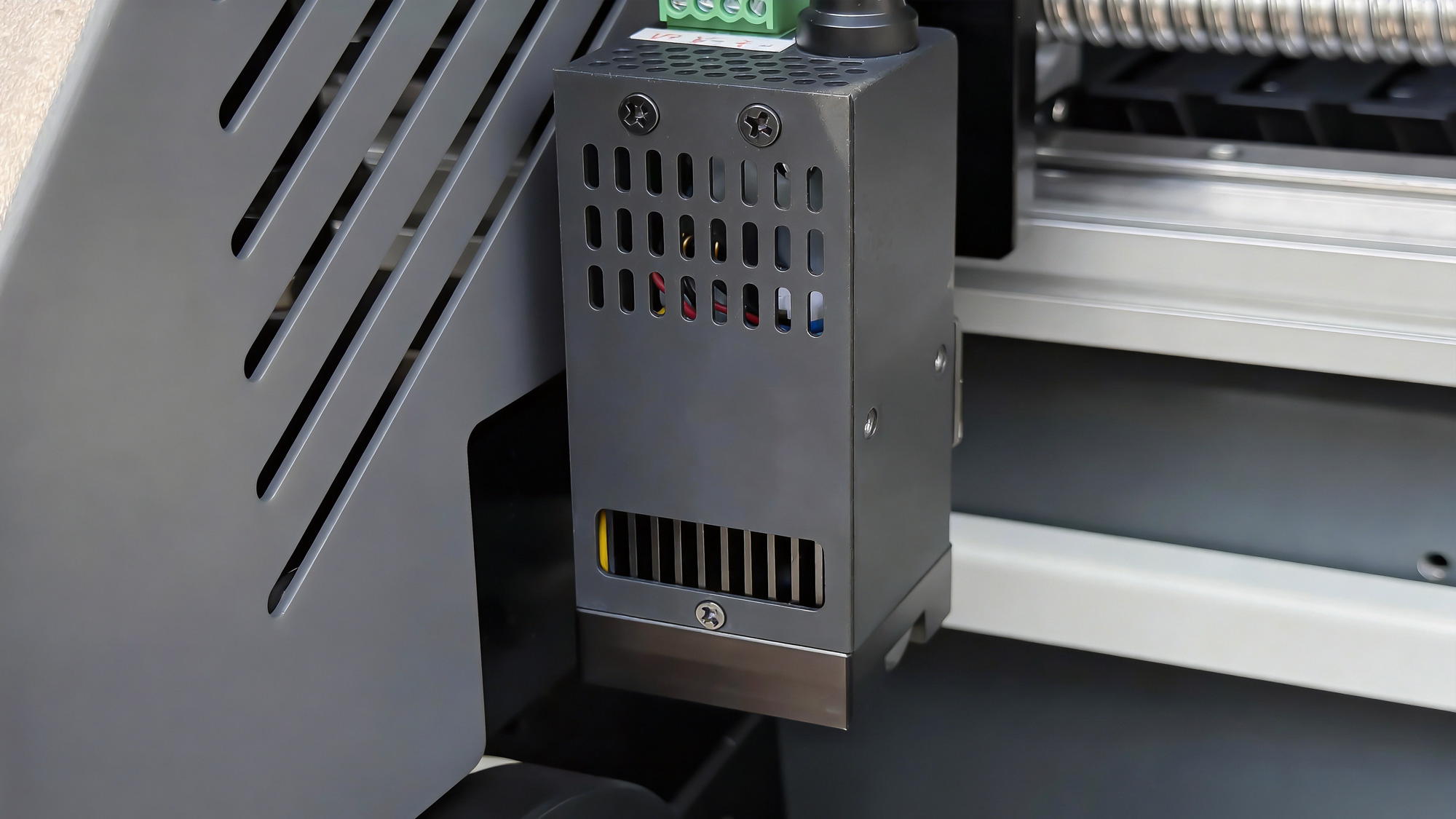 Pre-curing LED UV lamps for varnish can achieve crystal-like printing effects on materials.