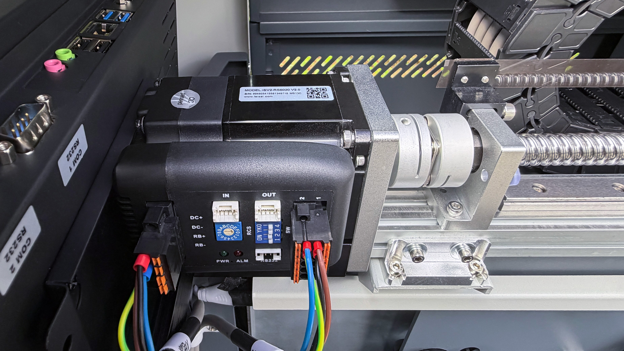 Full servo closed-loop control of the motor ensures high-precision operation of the XYZ axes.