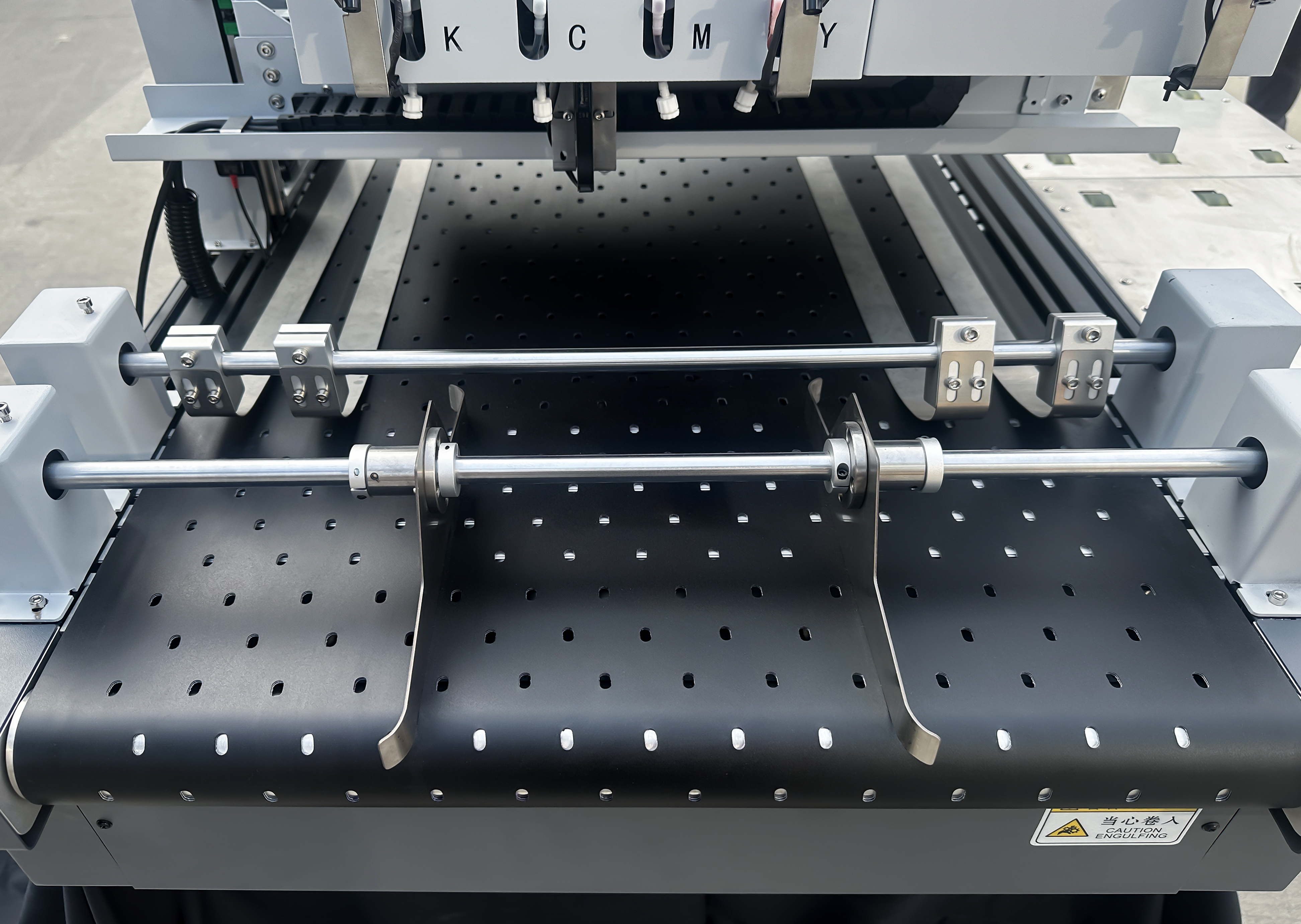 The front paper guide slot with alignment correction design facilitates precise paper feeding of printing materials
