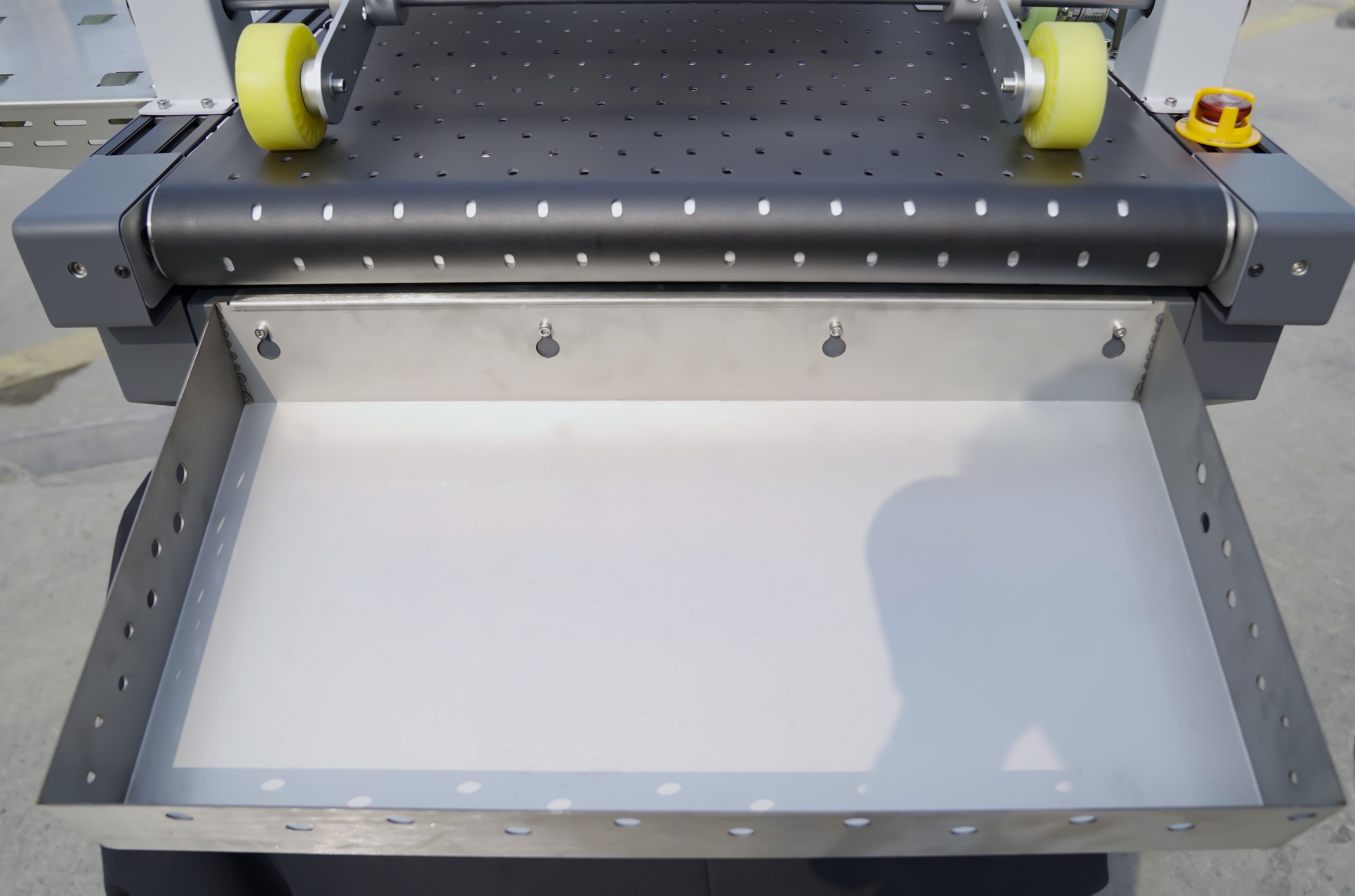 The front paper receiving slot is convenient for organizing and retrieving prints of different materials