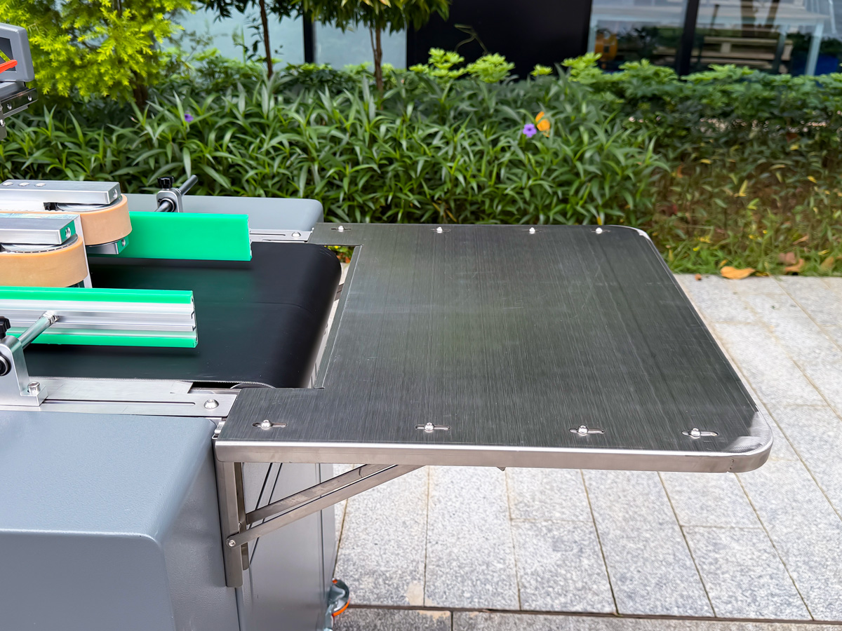 Prepress and postpress worktables facilitate material loading and unloading.