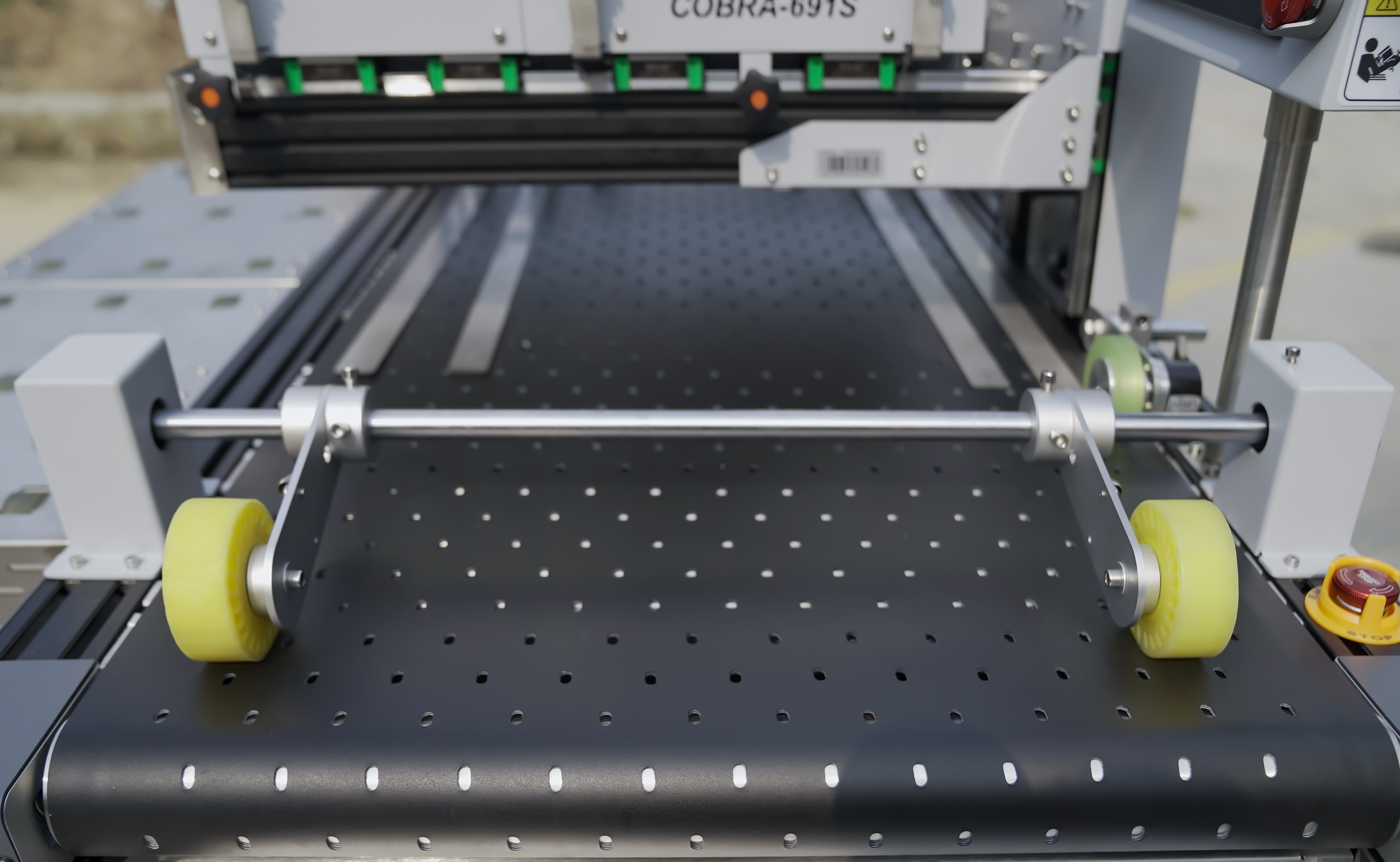 The double-grooved conveyor belt prevents belt deviation