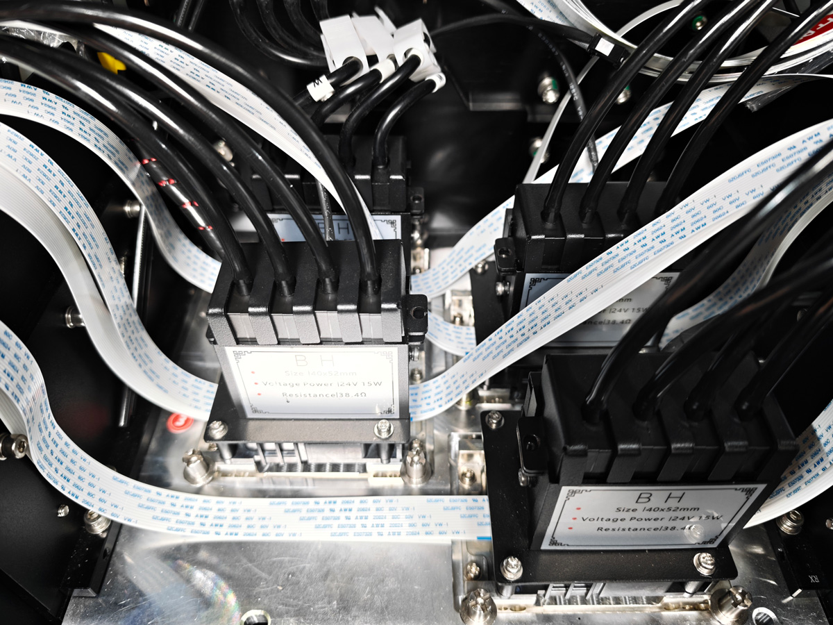 It can be equipped with four Epson I3200-U1 printheads to enable W+KCMY+ KCMY+V (White, CMYK, and Varnish) printing.