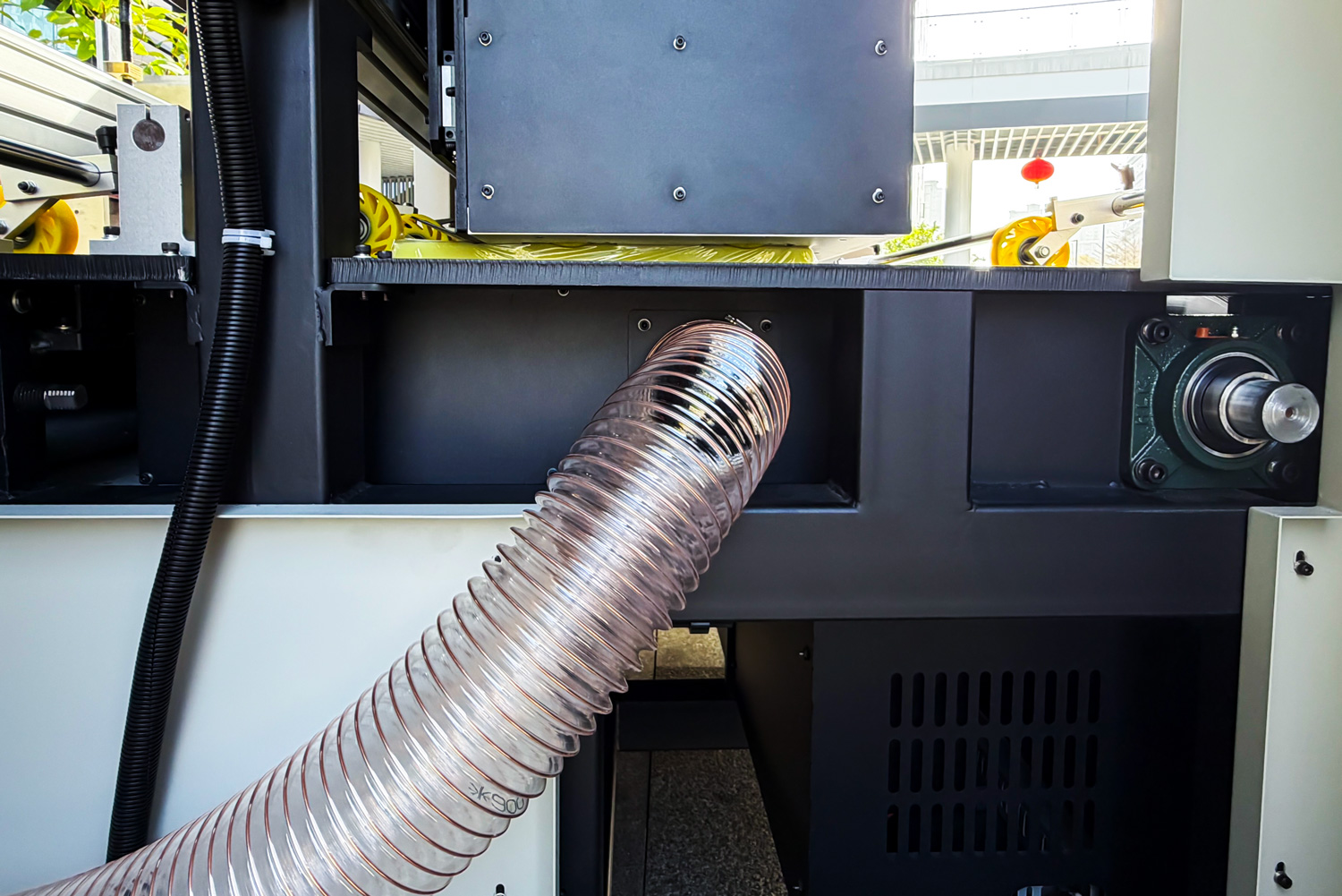 A multi-stage, high-power vacuum adsorption system ensures stable and non-tilting material printing.