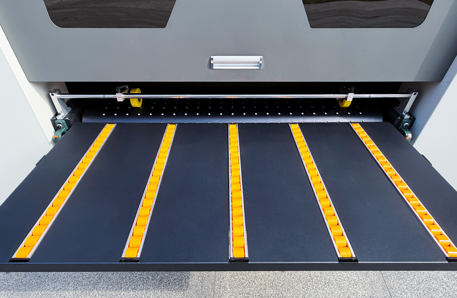 The multi-segment sliding/folding output tray ensures smooth material discharge while effectively saving space.