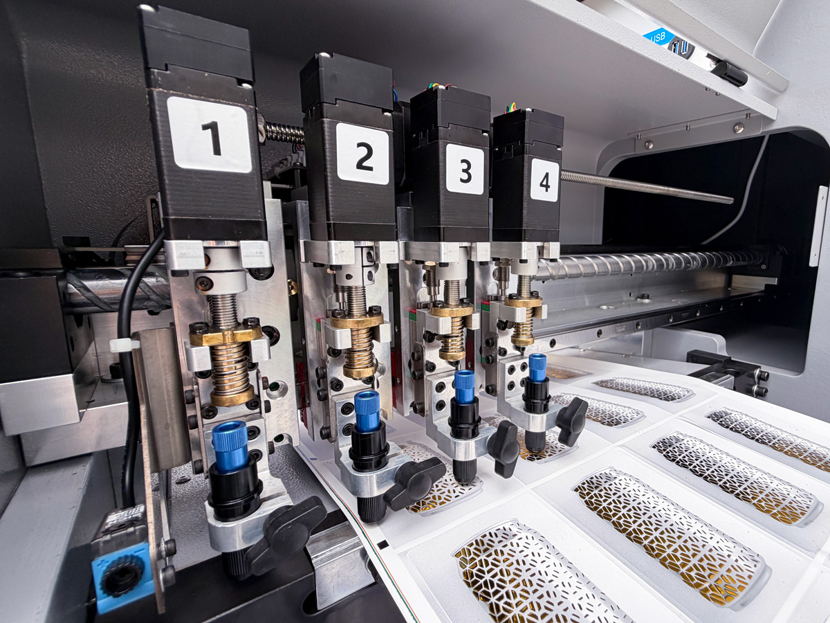 Up to four sets of automatic edge-finding digital die-cutting heads enable high-speed die-cutting, greatly improving production efficiency.