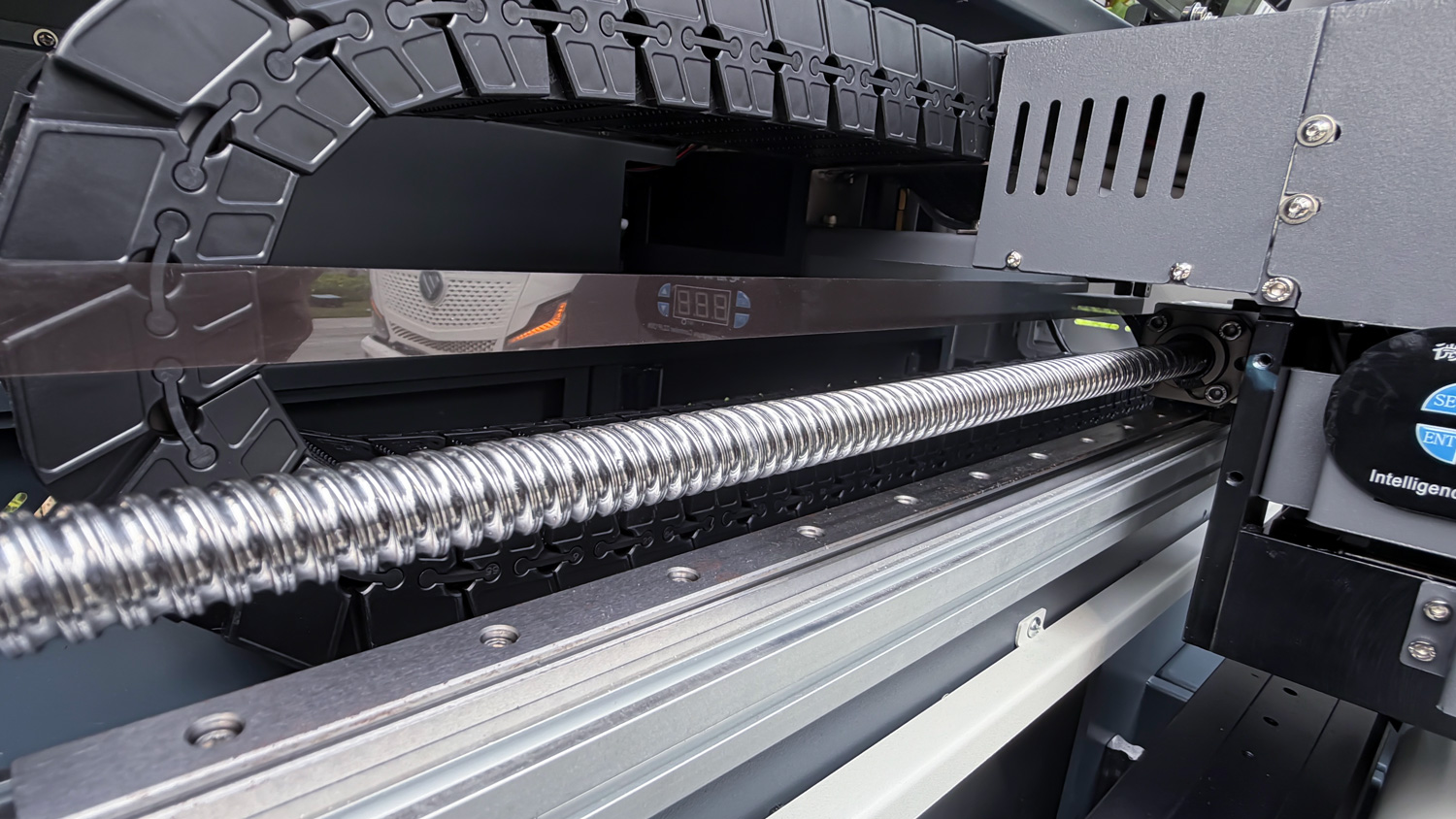 The carriage movement utilizes a high-precision ball screw configuration to ensure high-speed, high-precision printing of the printhead's X-axis movement.