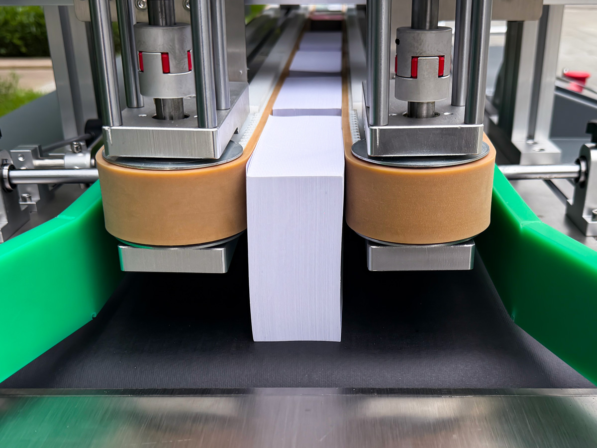 Two high-quality friction belts on the left and right prevent the book from slipping, enabling high-precision operation.