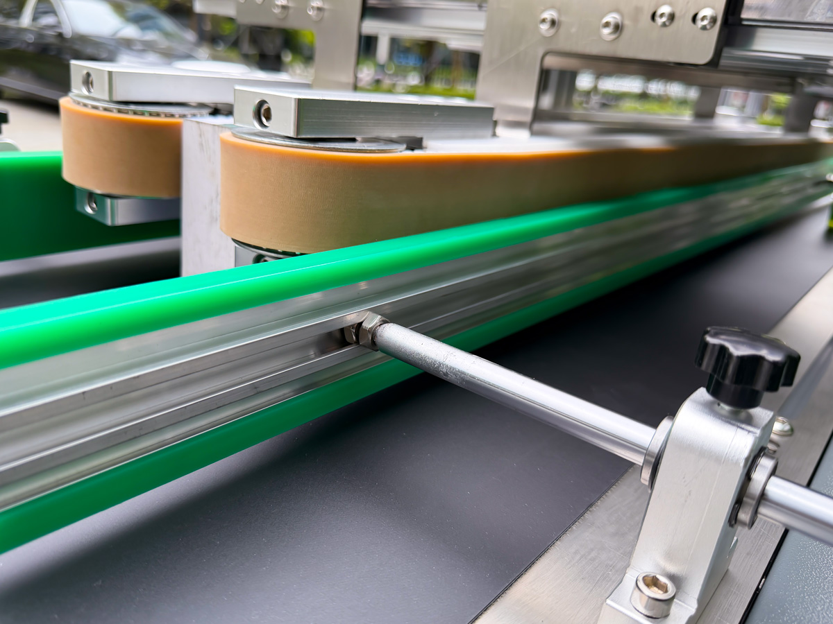 Bottom left and right side baffles ensure material stability during ultra-tall book printing.