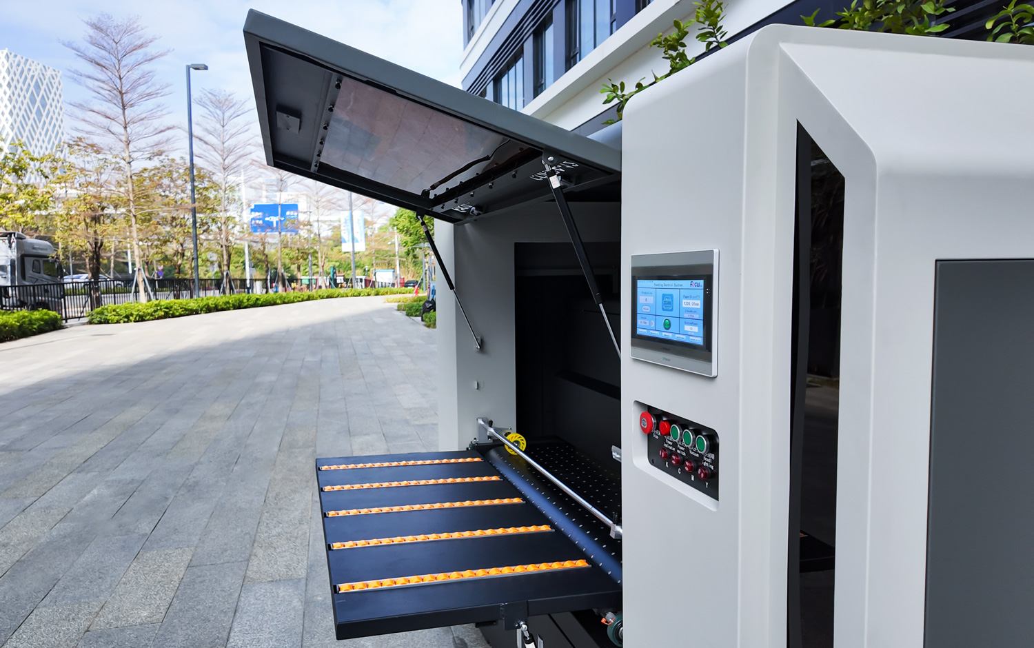 The hinged front cover design effectively prevents dust from entering the printing space, thus greatly extending the equipment's lifespan.