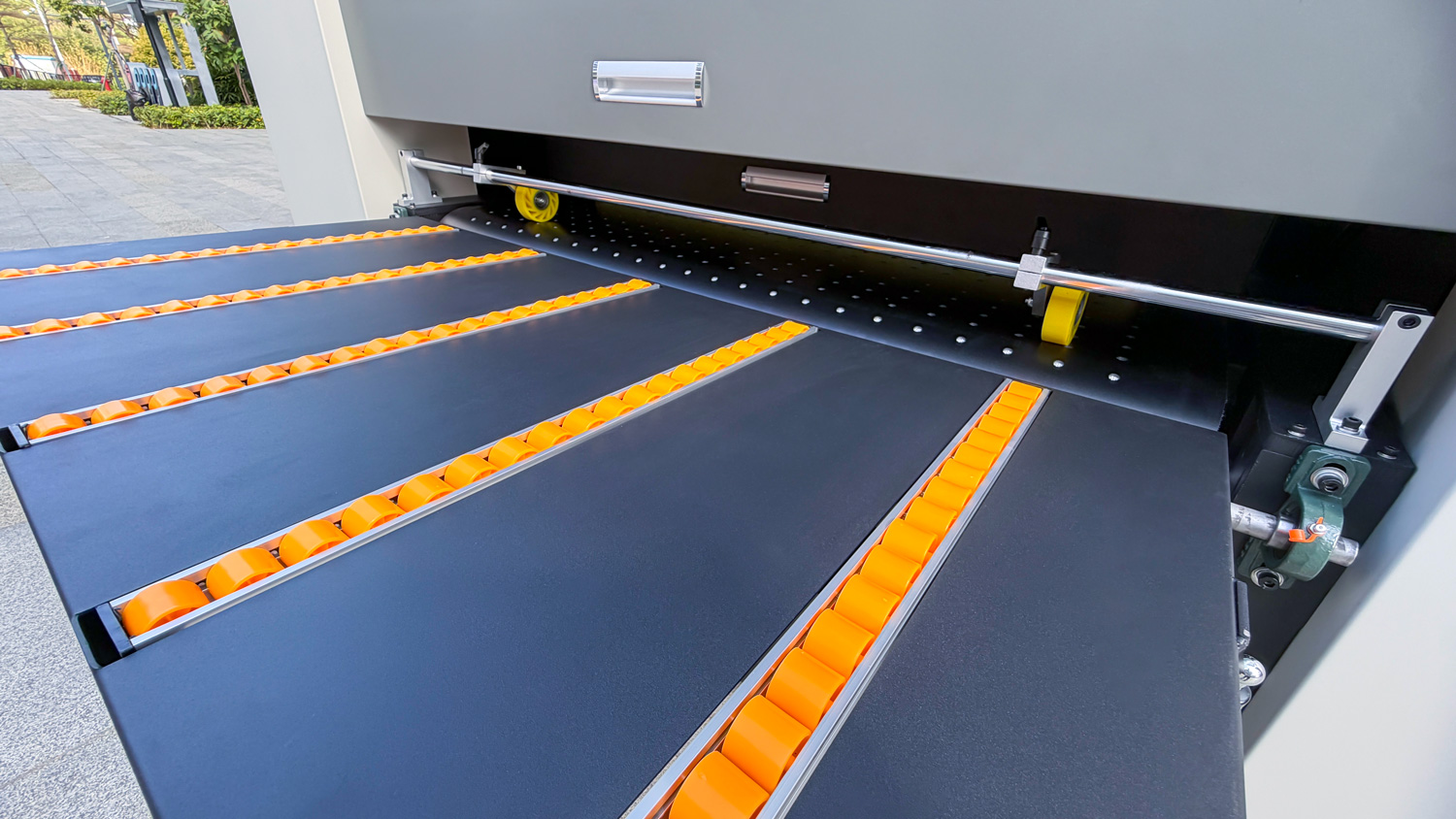 Opening and closing material receiving plate