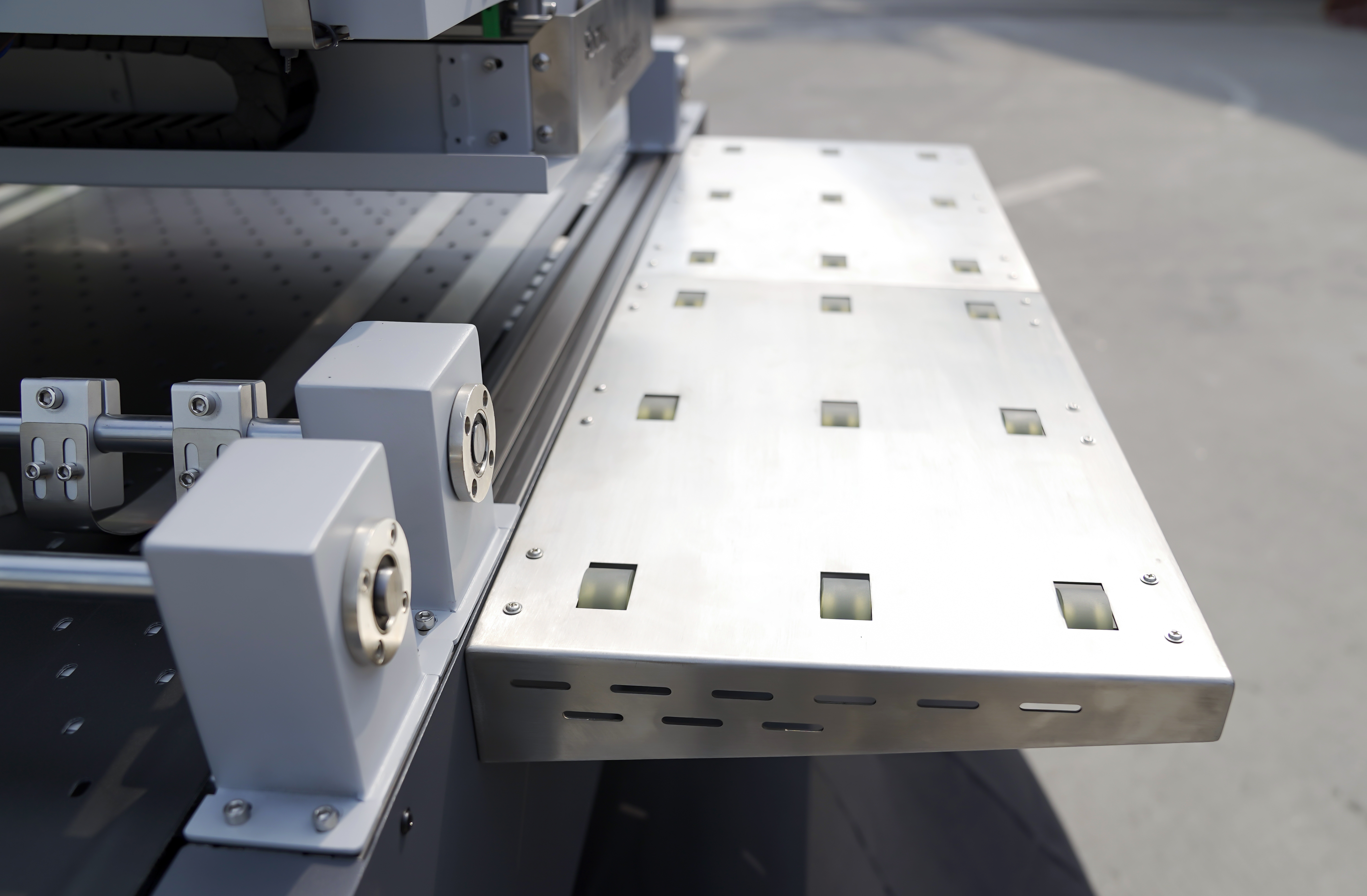 The fast installation and removal design of the side wing plates facilitates transportation and enables printing of extra-wide materials