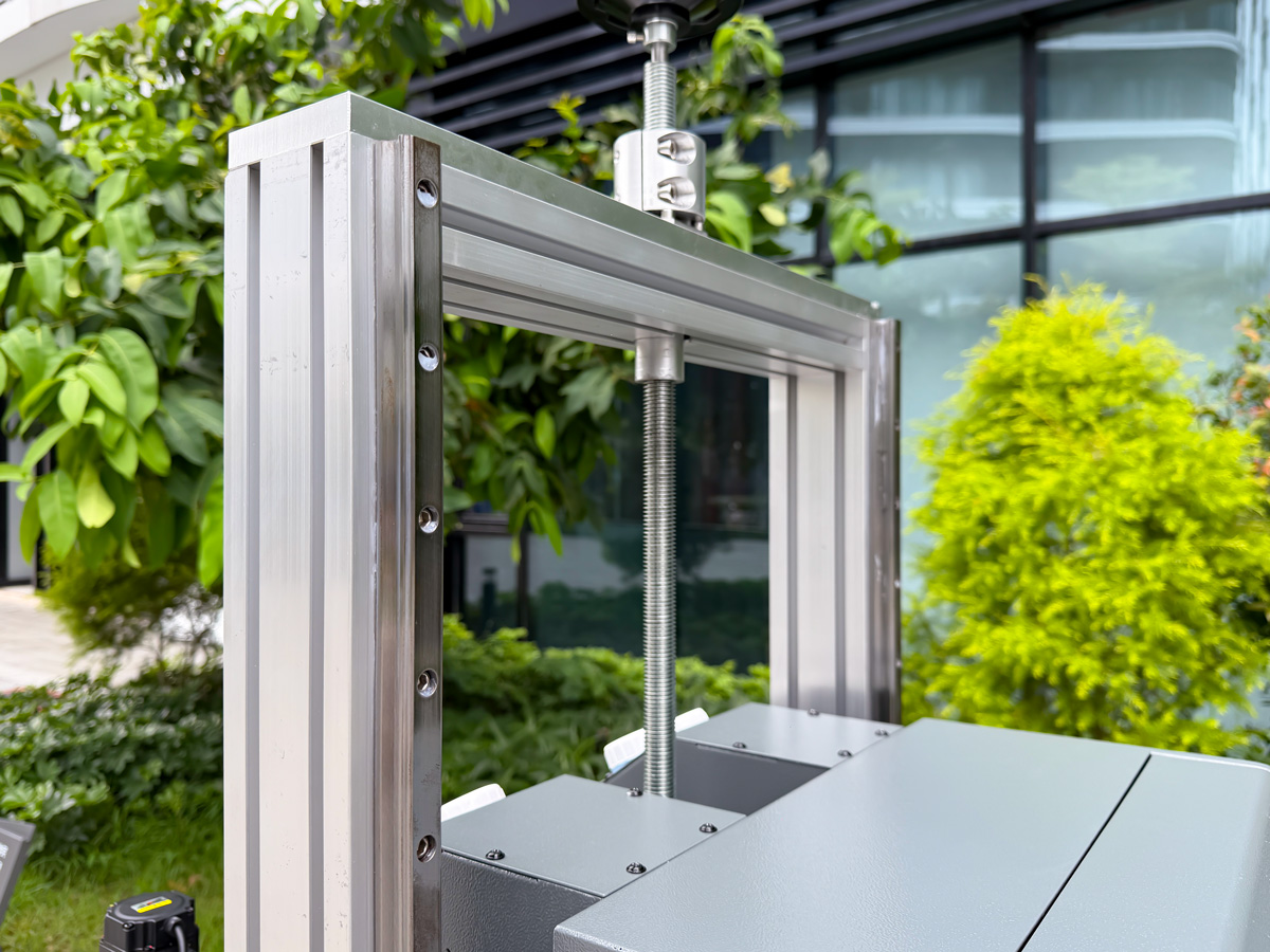 The printhead lift design ensures printing at book edges of up to 400mm in height.